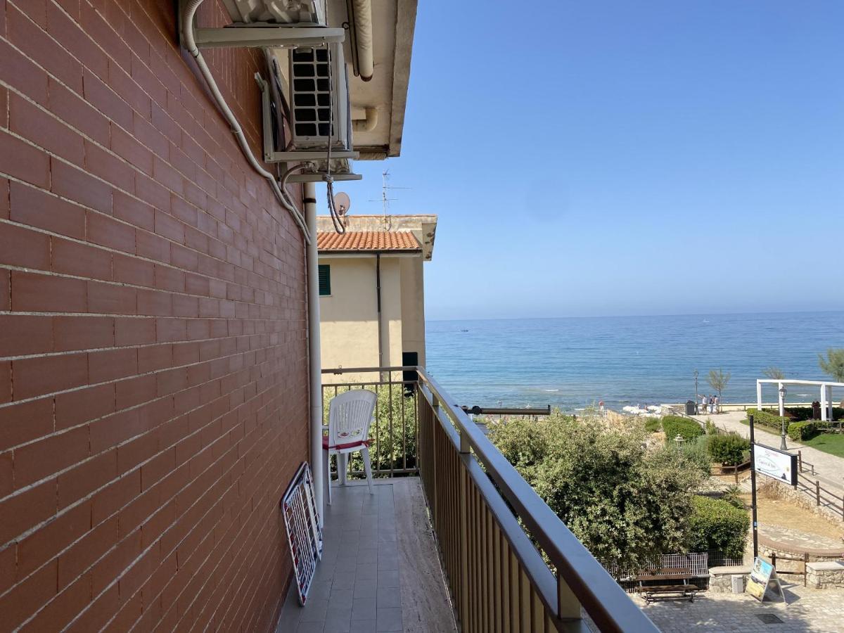 Holidaycasa Chris - Fronte Mare Vista Mare Apartament *
